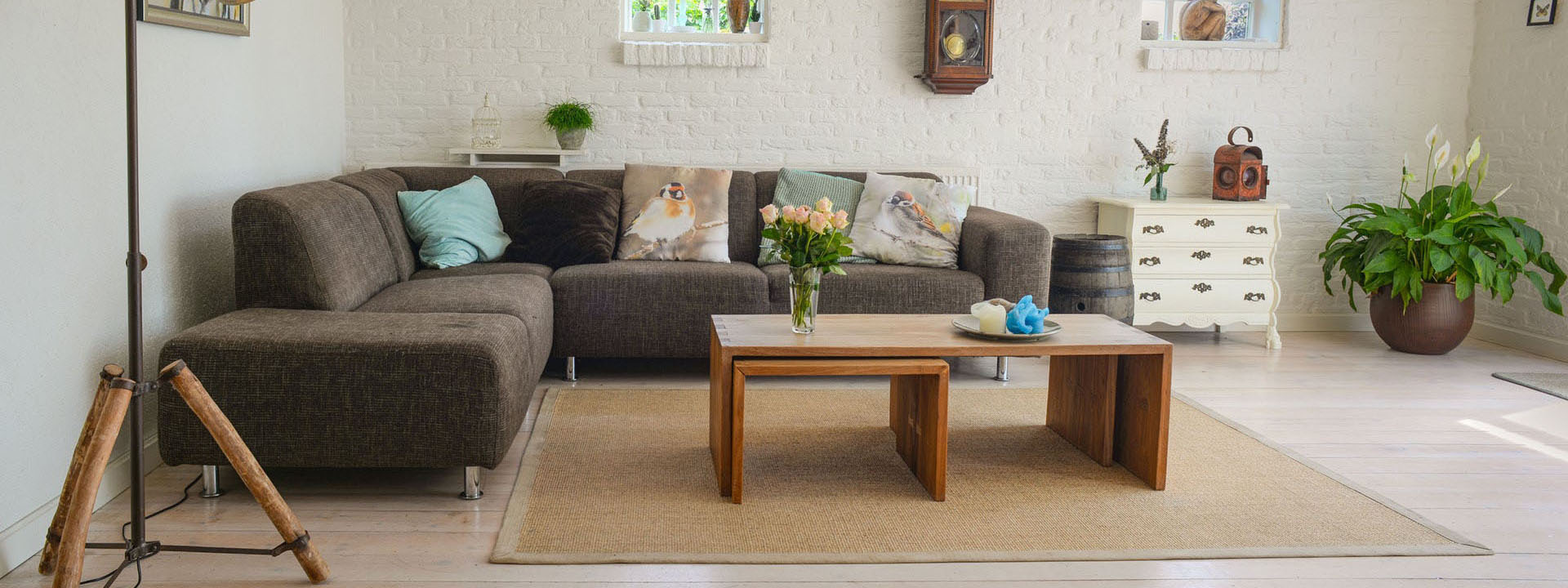 Modernes Wohnzimmer mit ma&szlig;gefertigtem Holztisch – individueller M&ouml;belbau der Tischlerei Georg Lindemann in Hopsten