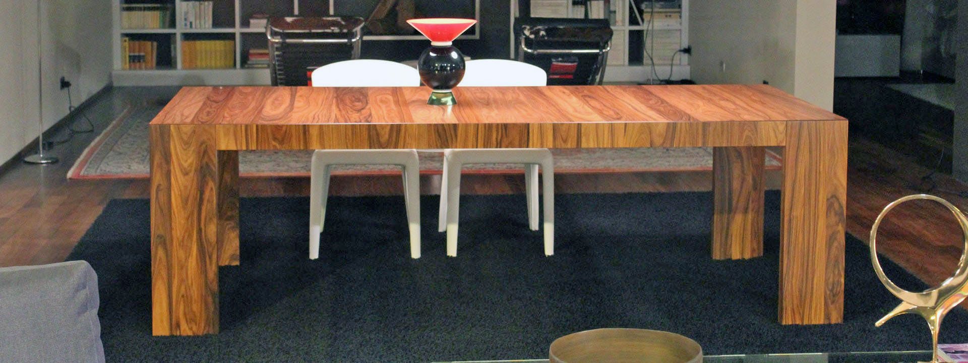 Ma&szlig;gefertigter Holztisch mit markanter Maserung von der Tischlerei Georg Lindemann in Hopsten