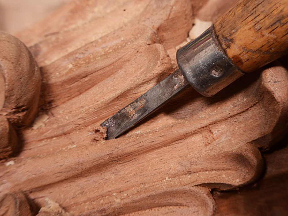 Tischlerhandwerk in Hopsten – Georg Lindemann Detailaufnahme eines Stechbeitels bei der handwerklichen Bearbeitung von Holz